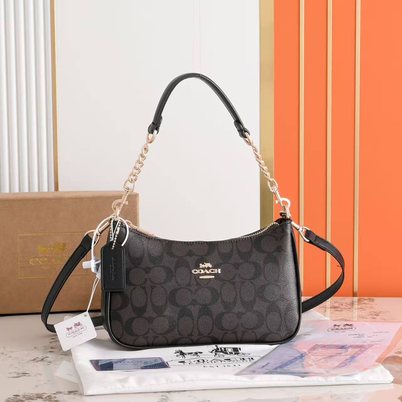 Coach
90 Dhs✅
With box
size 24×7×14cm

Zain42
♥️♥️♥️