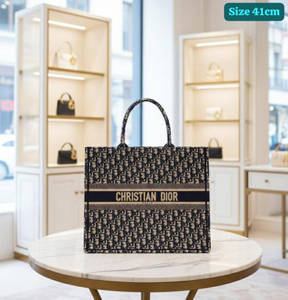 Dior
Good quality 

with box 
🎁🎁🎁

115 dhs🪙🖤

Zain186
♥️♥️♥️