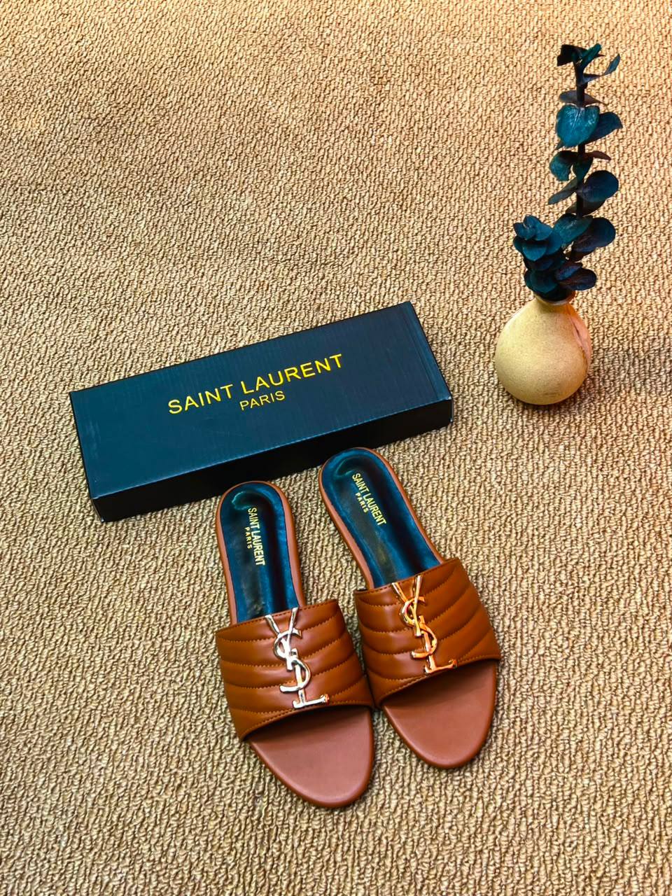 Slippers
75 dhs✅
Size 36-41

Zain236
♥️♥️♥️