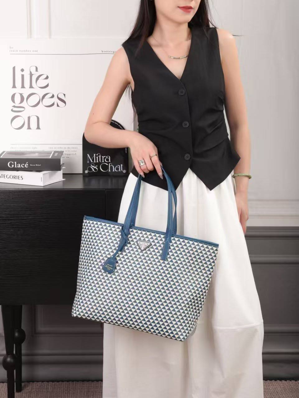 PRADA
 TOTE BAG
85 dhs💓

Zain44
♥️♥️♥️