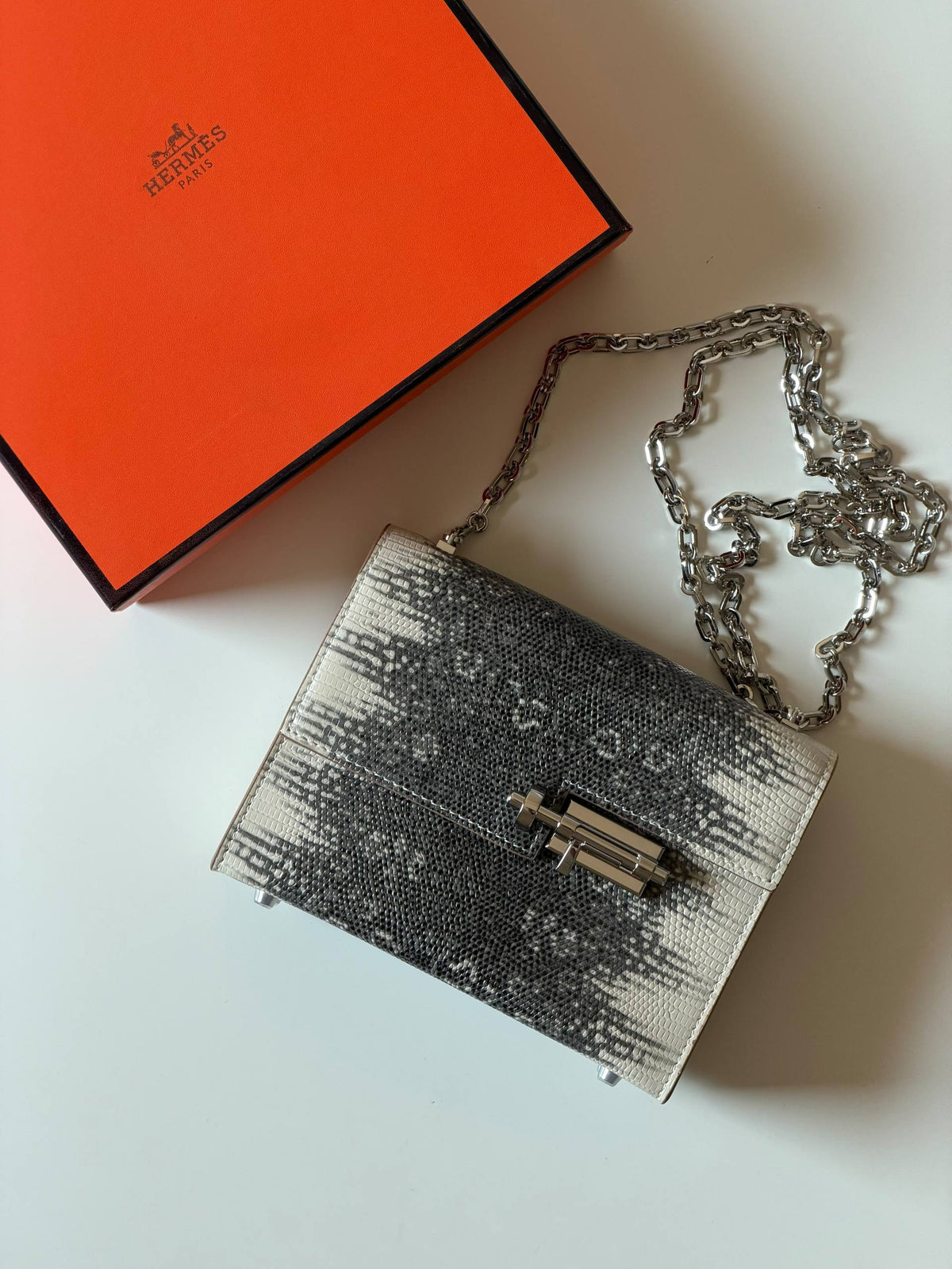 Hermes

18cm💕
master quality😍
with box❤️
430 dhs🇦🇪🇦🇪

Zain52
♥️♥️♥️