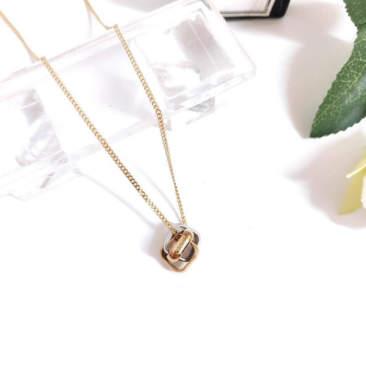cartier🦋*
Necklace ❤️‍🔥
Earring❣️
Master quality 💯
With normal boxes 📦 
95 dhs🪙🖤
With master box 🗃️ 
120 dhs🪙🖤

Zain216
♥️♥️♥️