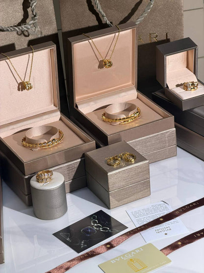 Bvlgari
-:Bracelet 
-:Necklace 
-:Rings 
-:Earring 
 Latest Collection  😍
Quality: Super Master 
Non -Tarnish color
In :-Gold
For Price 👇 WTSP Text Zain 0568585901

Zain268
♥️♥️♥️