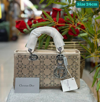 Dior

Good quality 

with box 🎁🎁🎁

130 dhs💓

Zain186
♥️♥️♥️