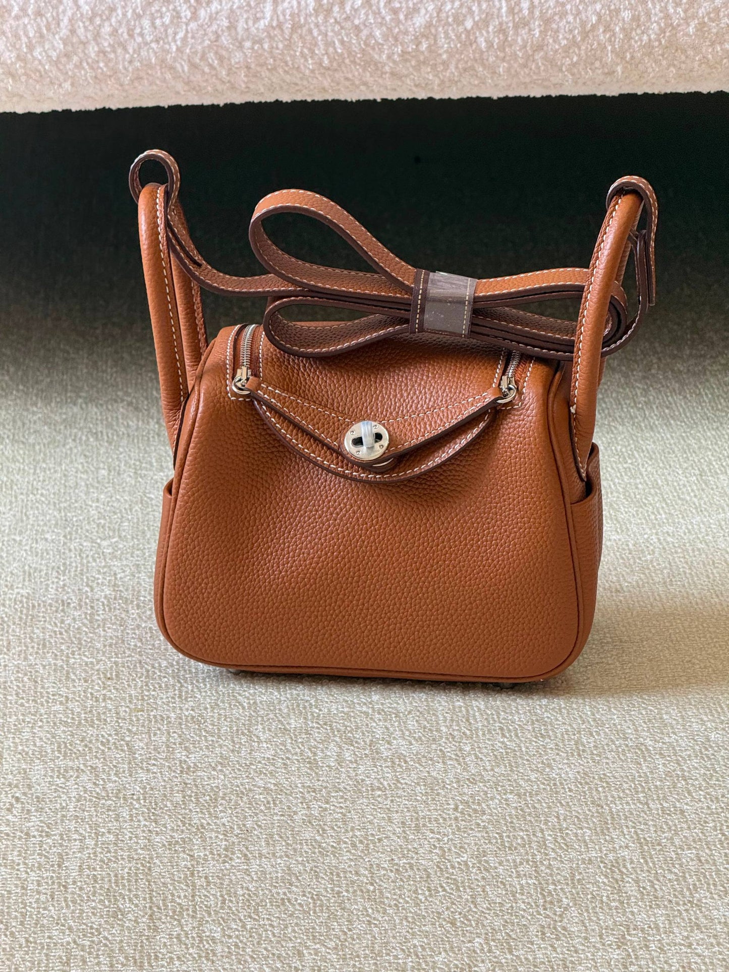 Hermes mini Lindy 18cm💥Master quality ✅with box 📦 
340 dhs✅

Zain51
♥️♥️♥️