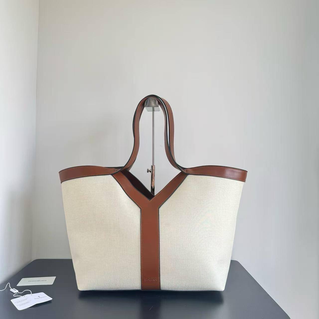 Ysl 
34cmx29cmx17cm 
110 dhs✅

Zain72
♥️♥️♥️