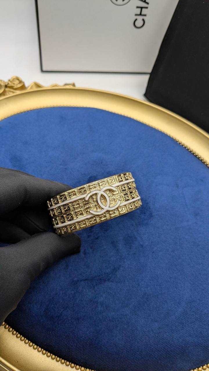 Chanel
*Master Quality* 
*Bracelet*
110 dhs✅ with Normal Box 🎁

Zain210
♥️♥️♥️
