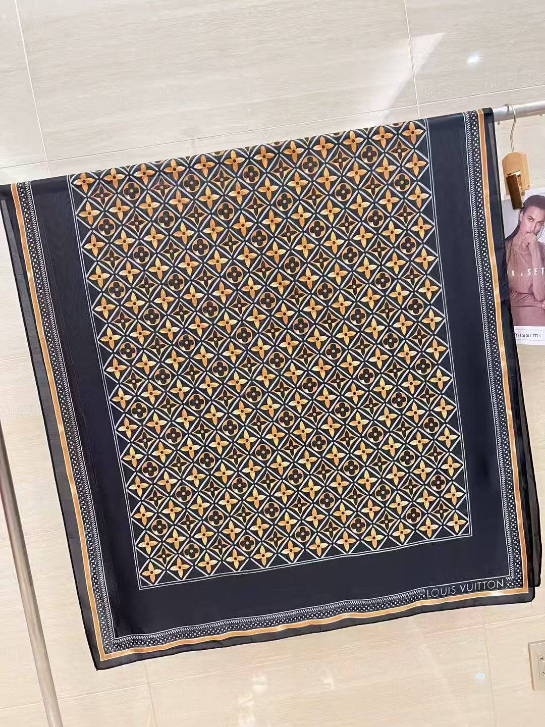 Silk scarf 

40 dhs🇦🇪  
no box

60 dhs🇦🇪 with box

Zain93
♥️♥️♥️