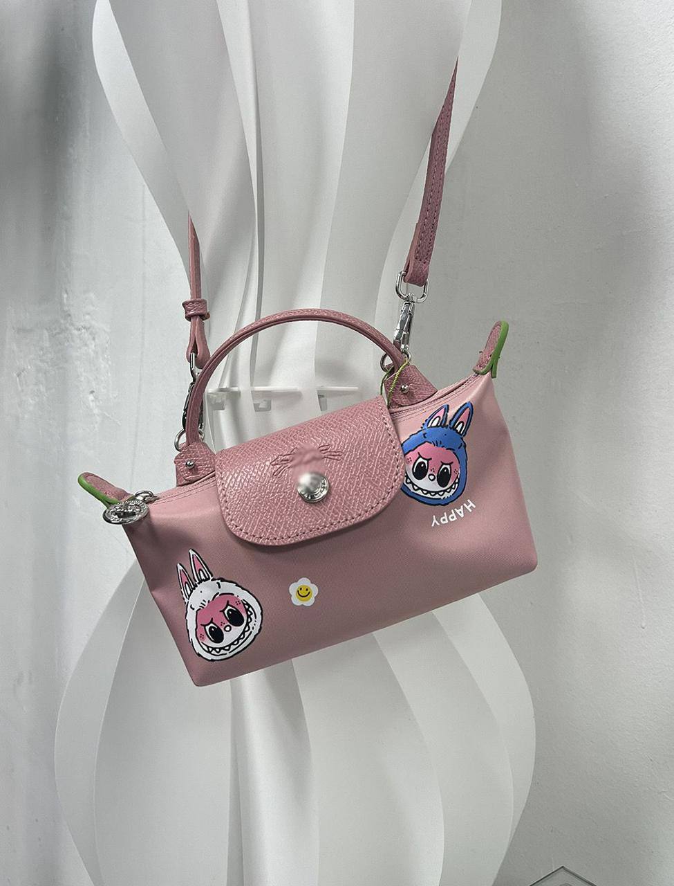 🎄Christmas gifts 🎊 
⛄️Labubu＋LongChamp 
1️⃣ First  Quality 
Size：20 * 10 * 5 cm
45 dhs🪙🌨️

Zain115
♥️♥️♥️
