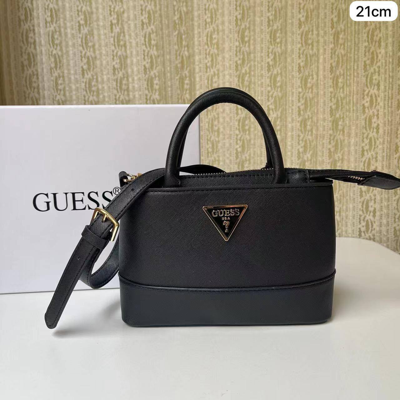 ❤️ Guess Handbag
1️⃣ First Quality ＋🎁
Size : 23 - 21 * 14 * 7 cm
80 dhs✅

with box🎁

Zain115
♥️♥️♥️