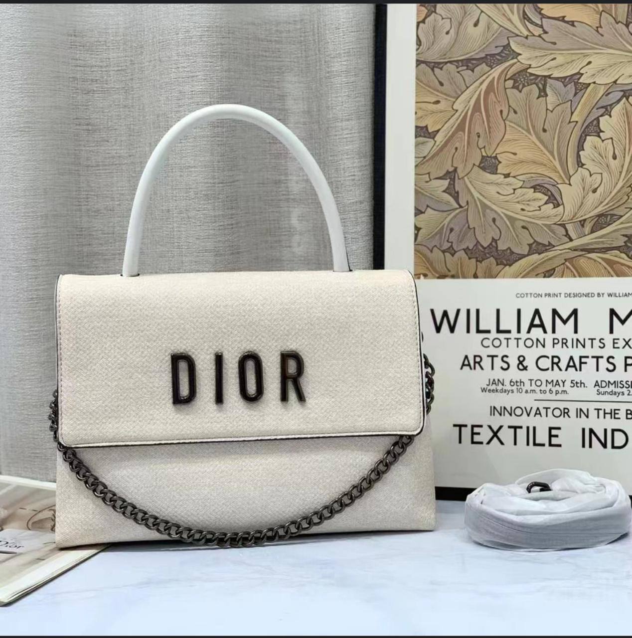 Dior 
27cm stock ✨👆🏾

With box
🎁🎁🎁

115 dhs🪙🌺

Zain168
♥️♥️♥️