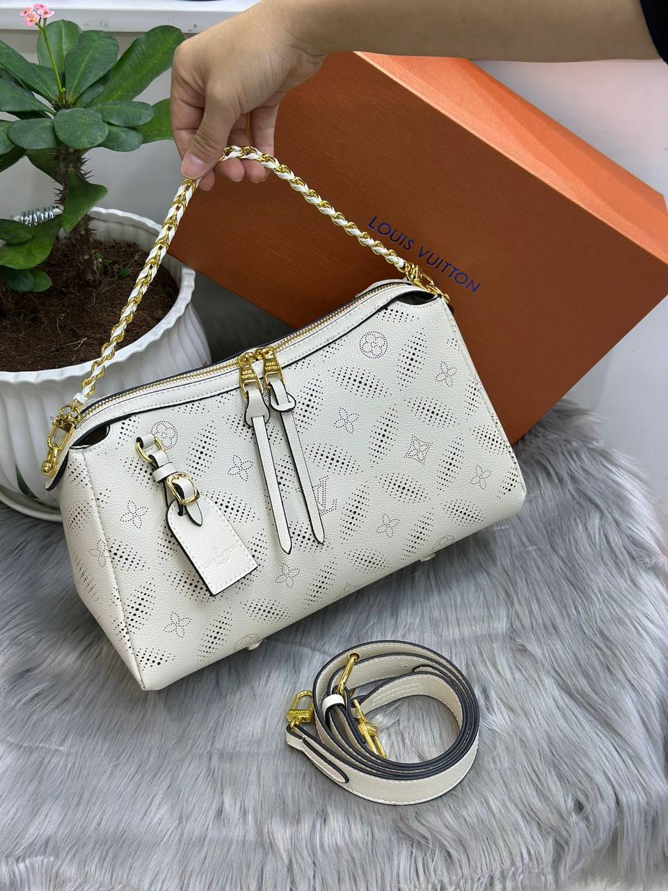 LV
SIZE  ……… 31CM 
115 dhs✅
with BOX 
🎁🎁🎁

Zain51
♥️♥️♥️