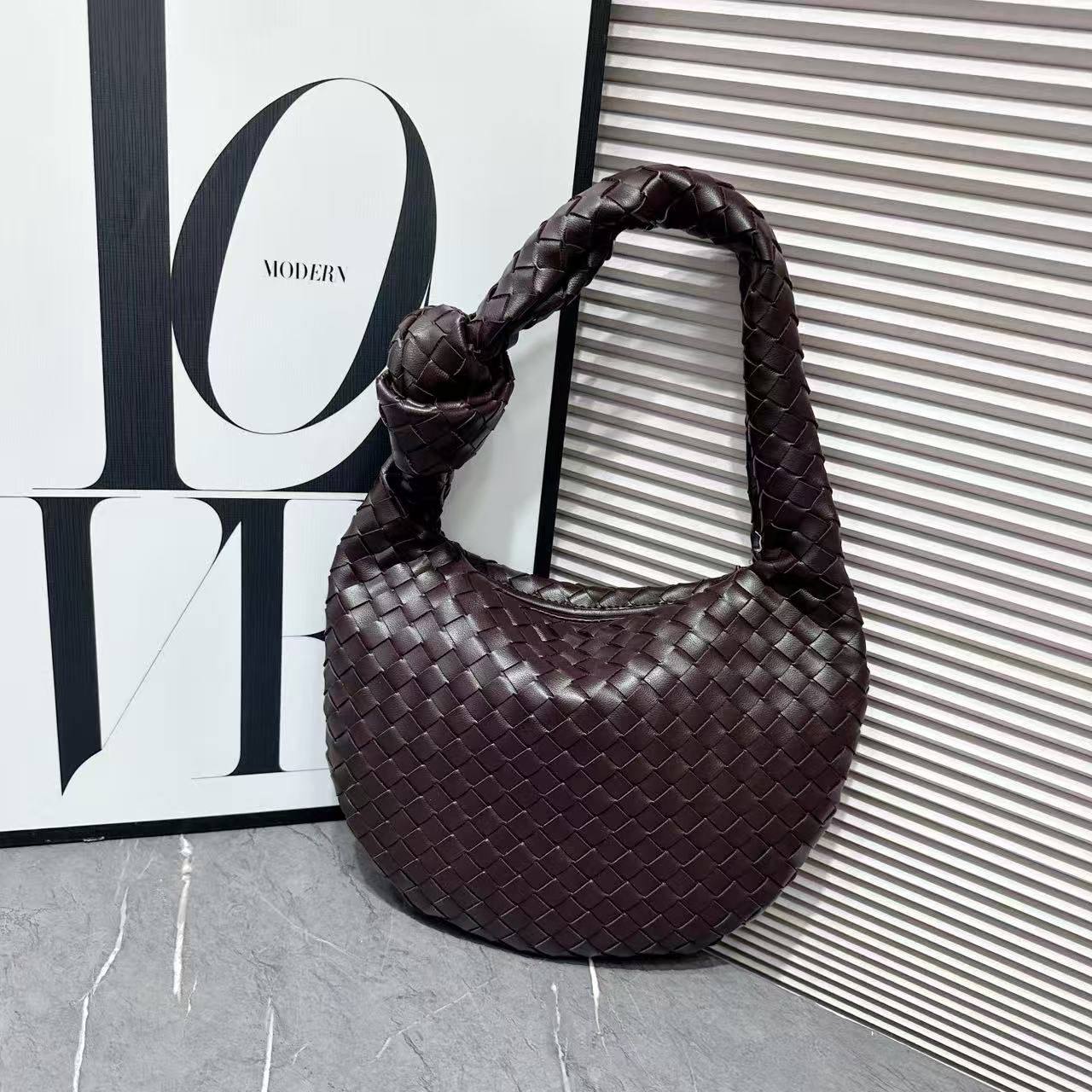 BOTTEGA
SIZE  ……… 31CM 🥰
90 dhs✅

Zain144
♥️♥️♥️