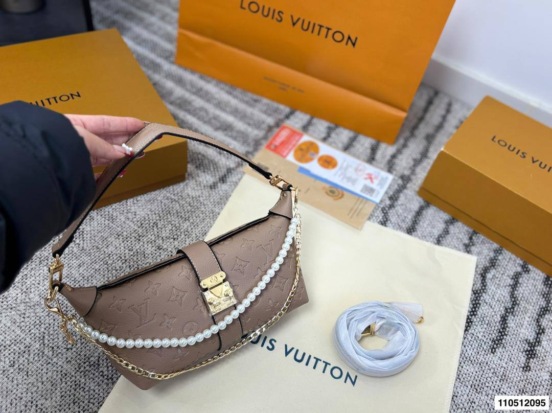 LV

95 dhs🇦🇪🇦🇪

with box
size 22×8×10cm

Zain42
♥️♥️♥️