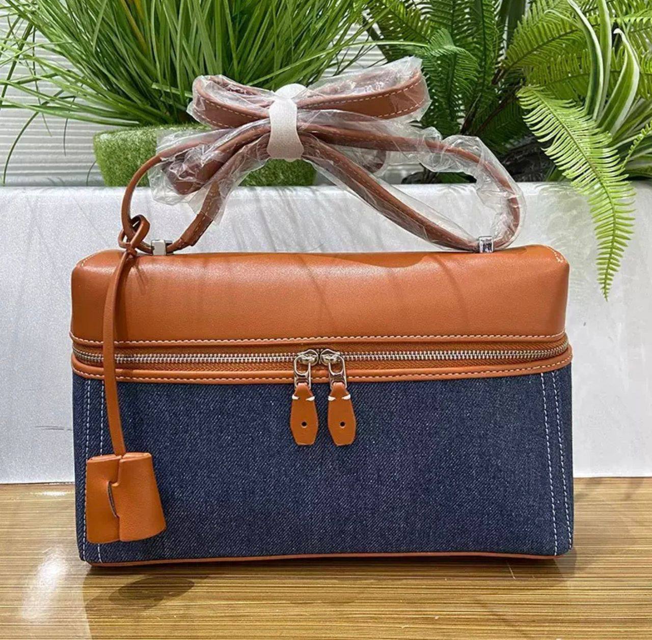 Loro Piana
95 dhs❤️
SIZE：19cm
 good quality 

with box
🎁🎁🎁

Zain35
♥️♥️♥️