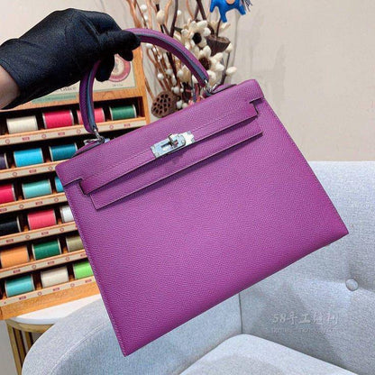 Hermes

115 dhs🌺

with box
🎁🎁🎁

size... 25* 20 cm 

Zain12
♥️♥️♥️