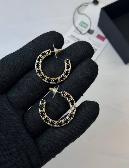 CHANEL* 🤍
↗️ *Super Master Quality ®️*
* *New Collection*
* ⁠EARINGS
*95 dhs❤️* with *Orignal* Packing 🎁
*85 dhs❤️* with *Normal* Box & Bag

Zain209
♥️♥️♥️