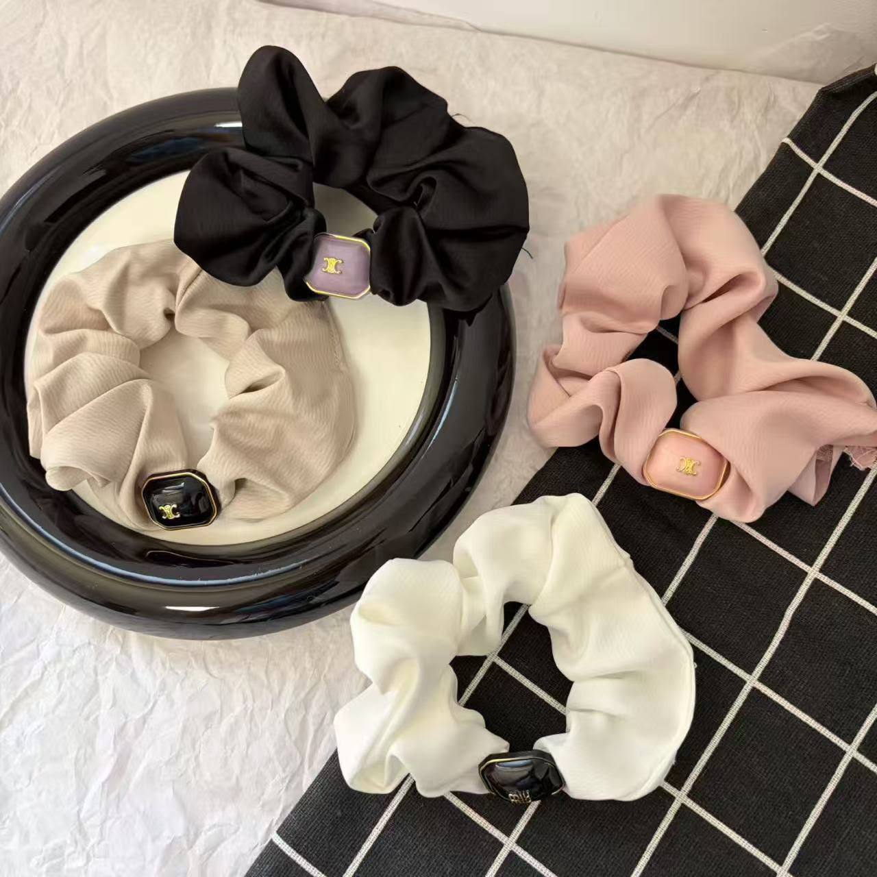 *Head Accessories 😍*
good quality 💯
With paper bag🛍️
20 dhs🇦🇪🇦🇪

With master box 📦 
40 dhs🇦🇪🇦🇪

Zain216
♥️♥️♥️