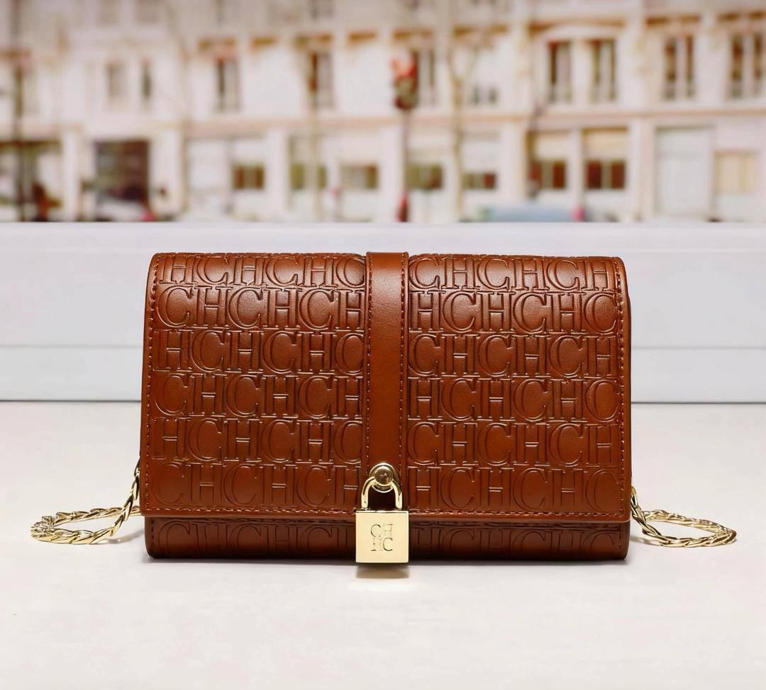 CH
95 dhs🪙
size：19.5×12.5×5cm

Good quality 

with box
🎁🎁🎁

Zain39
♥️♥️♥️