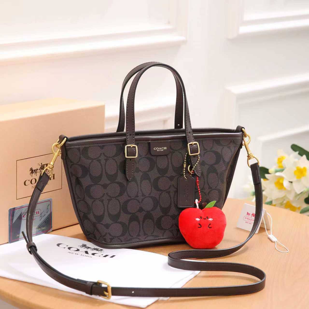 Coach  
90 dhs💓
SIZE: 21*12*16 CM👌👌

Zain74
♥️♥️♥️