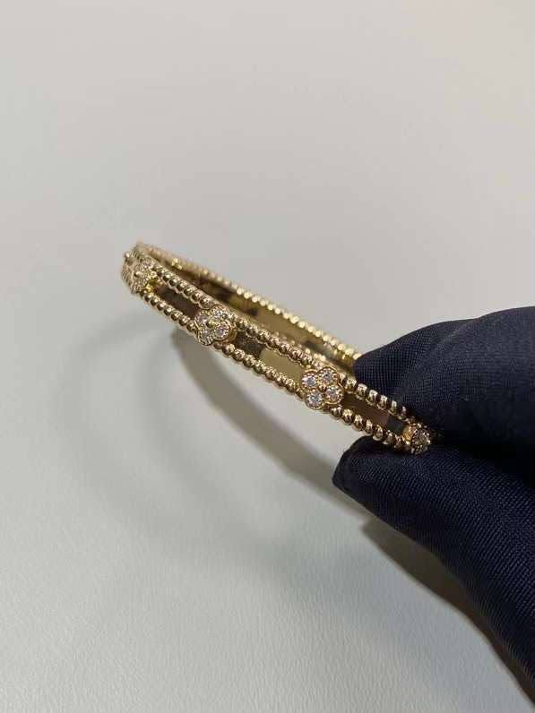 VCA Bangle ☘️
Master quality 

Each 👈
*85* AED normal box 📦 
*120* AED original box 🗃️

Zain48
♥️♥️♥️