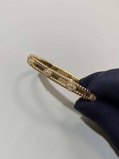 VCA Bangle ☘️
Master quality 

Each 👈
*85* AED normal box 📦 
*120* AED original box 🗃️

Zain48
♥️♥️♥️