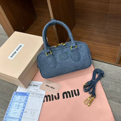 Miu Miu
withbox 
100 dhs🇦🇪🇦🇪

Zain143
♥️♥️♥️