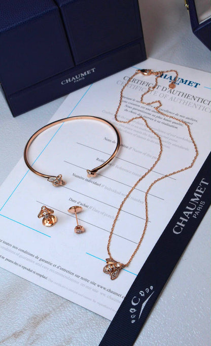CHAUMET
* ⁠↗️ *Super Master Quality ®️
* BEE DE CHAUMET  Set
* ⁠PENDANT , EARINGS 
* ⁠BANGLE 
Champn Gold Color
Necklace 90 dhs✅
earings   90 dhs✅
Bangle 90 dhs✅
Full set 

*270 dhs✅* with *Normal* Box
*350 dhs✅* with *Orignal* Packaging

Zain209
♥️♥️♥️