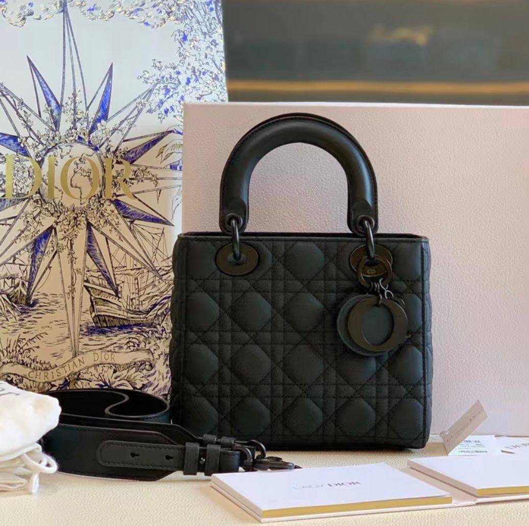 LADY DIOR 
  BIG SIZE 
GOOD QUALITY 
WITH BOX
120 dhs✅
SIZE: 24cm

Zain295
♥️♥️♥️