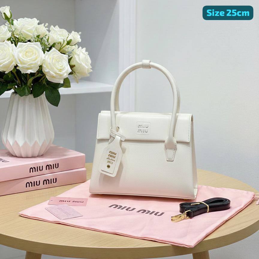 Miu Miu
Good quality 
110 dhs🪙🌨️

Zain186
♥️♥️♥️