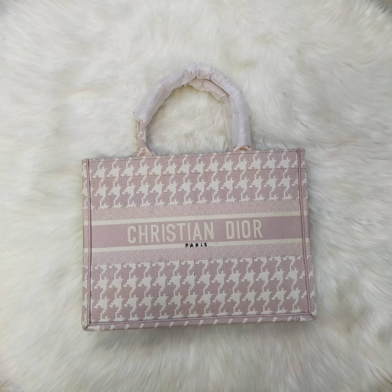 Dior
High quality
135 dhs✅
Size 35cm

Zain235
♥️♥️♥️