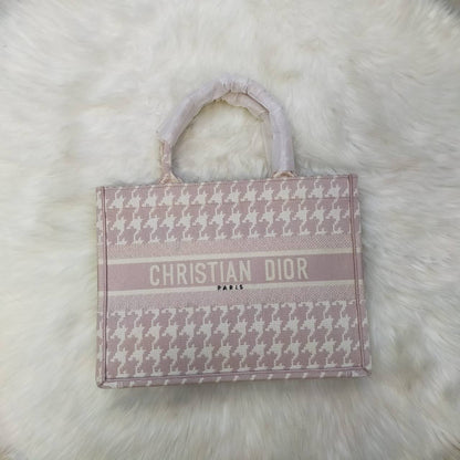 Dior
High quality
135 dhs✅
Size 35cm

Zain235
♥️♥️♥️