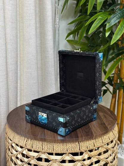BRAND- LOUIS VUITTON 
*❗️JEWELLERY BOX❗*
*SUPER MASTER QUALITY ❗*
950 dhs✅
*WITH  PAPERBAG❗*

Zain267
♥️♥️♥️