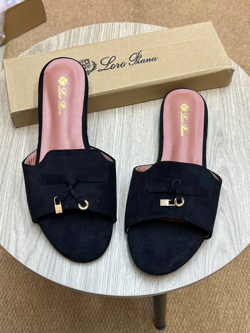 Loro piana 

37 to 42 

80 dhs🇦🇪🇦🇪

Zain236
♥️♥️♥️