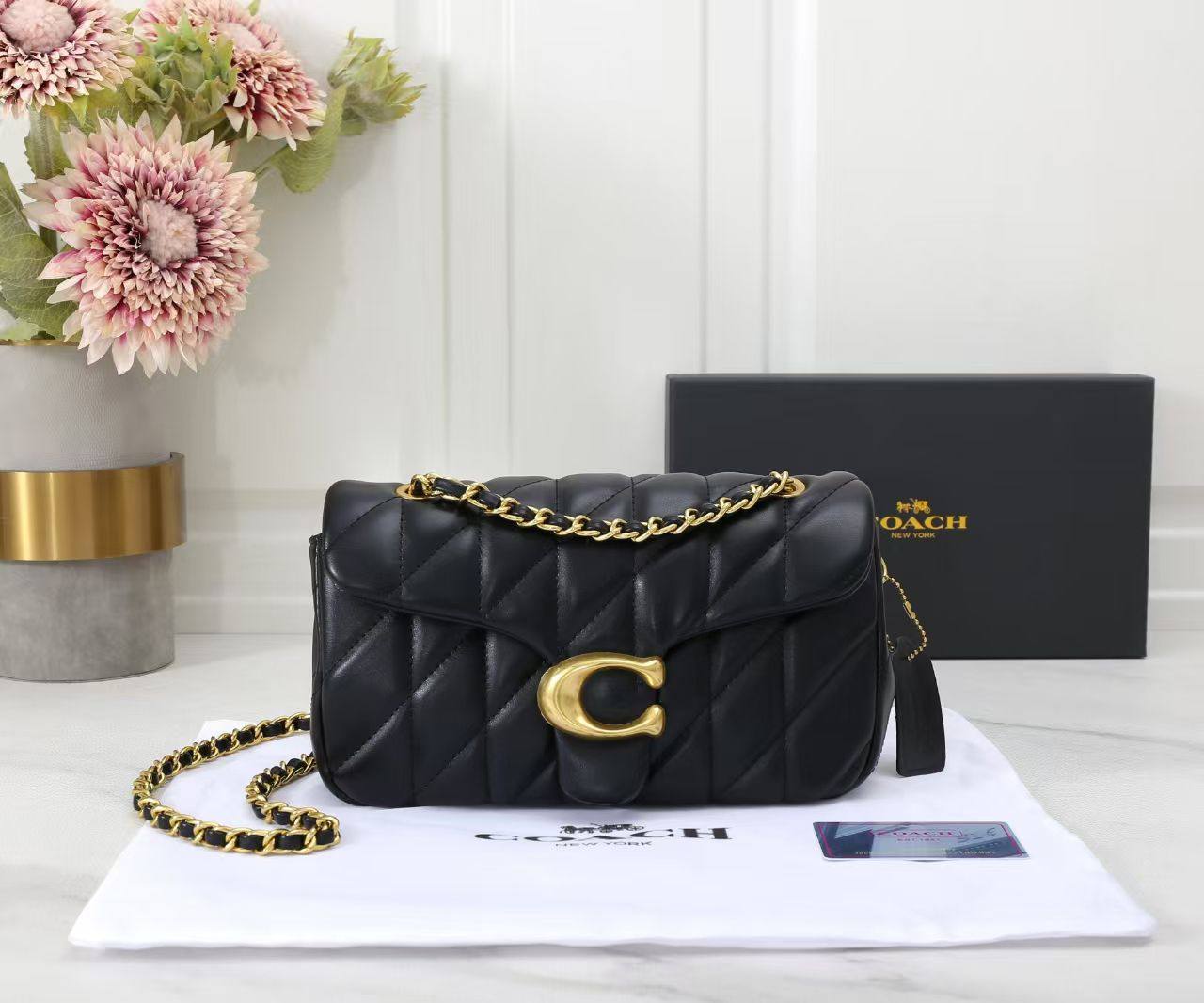 Coach 
Best quality 

with box’s 
🎁🎁🎁

100 dhs✅
size 25 CM

Zain290
♥️♥️♥️