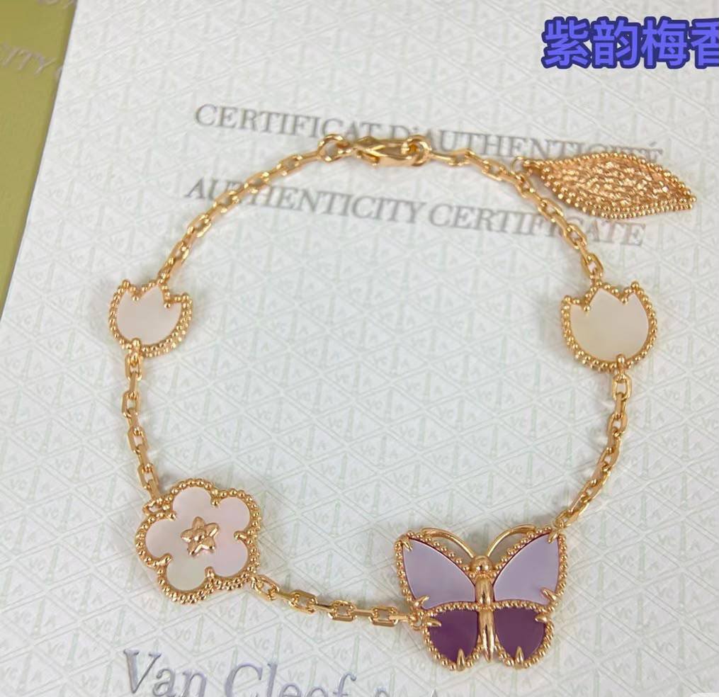 VCA Set
Necklaces 
Earrings 
Bracelet 
Ring 💍 
Master Quality 💎

*310* AED normal box 📦 
*350* AED original box 🗃️

Zain48
♥️♥️♥️