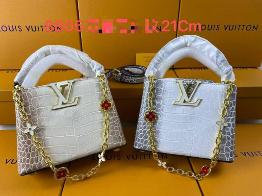 🌹 LV Capitalcines
1️⃣ First Quality +🎁
Size : 21 * 15 cm
115 dhs🪙🌨️
with box🎁

Zain115
♥️♥️♥️