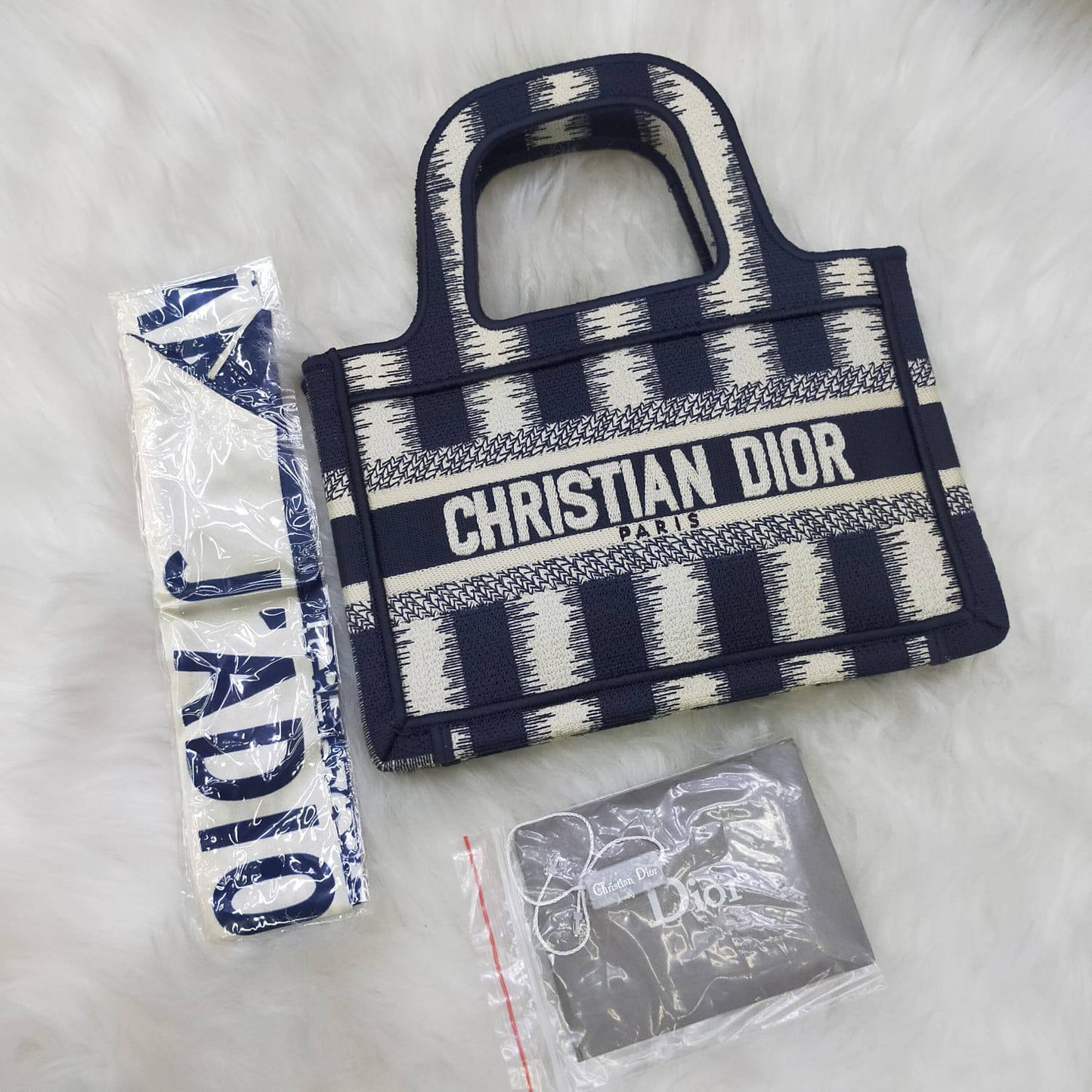 Dior 
90 dhs❣️
Good quality 👌

Zain235
♥️♥️♥️