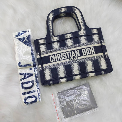 Dior 
90 dhs❣️
Good quality 👌

Zain235
♥️♥️♥️