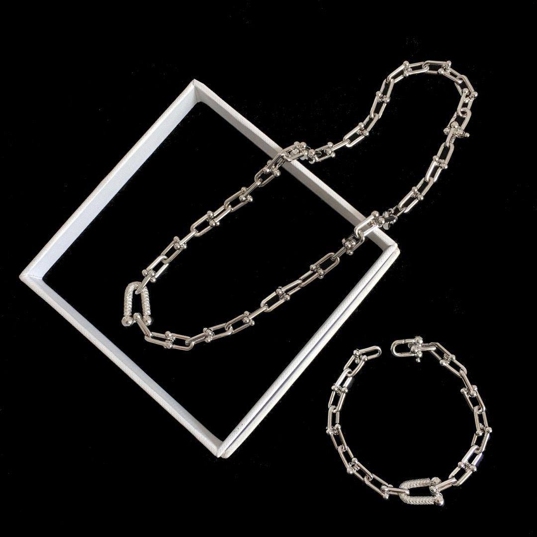 Tiffany ❤️‍🔥*
Necklace 🐦‍🔥
Earring 🦋
Bracelet 🍁
Master quality 💯
With normal boxes 📦 
210 dhs🪙🌺
With master box 🗃️ 
250 dhs🪙🌺

Zain216
♥️♥️♥️