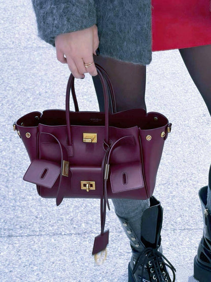 BALENCIAGA

 Bel Air small size copy one 
150 dhs❣️

Zain39
♥️♥️♥️