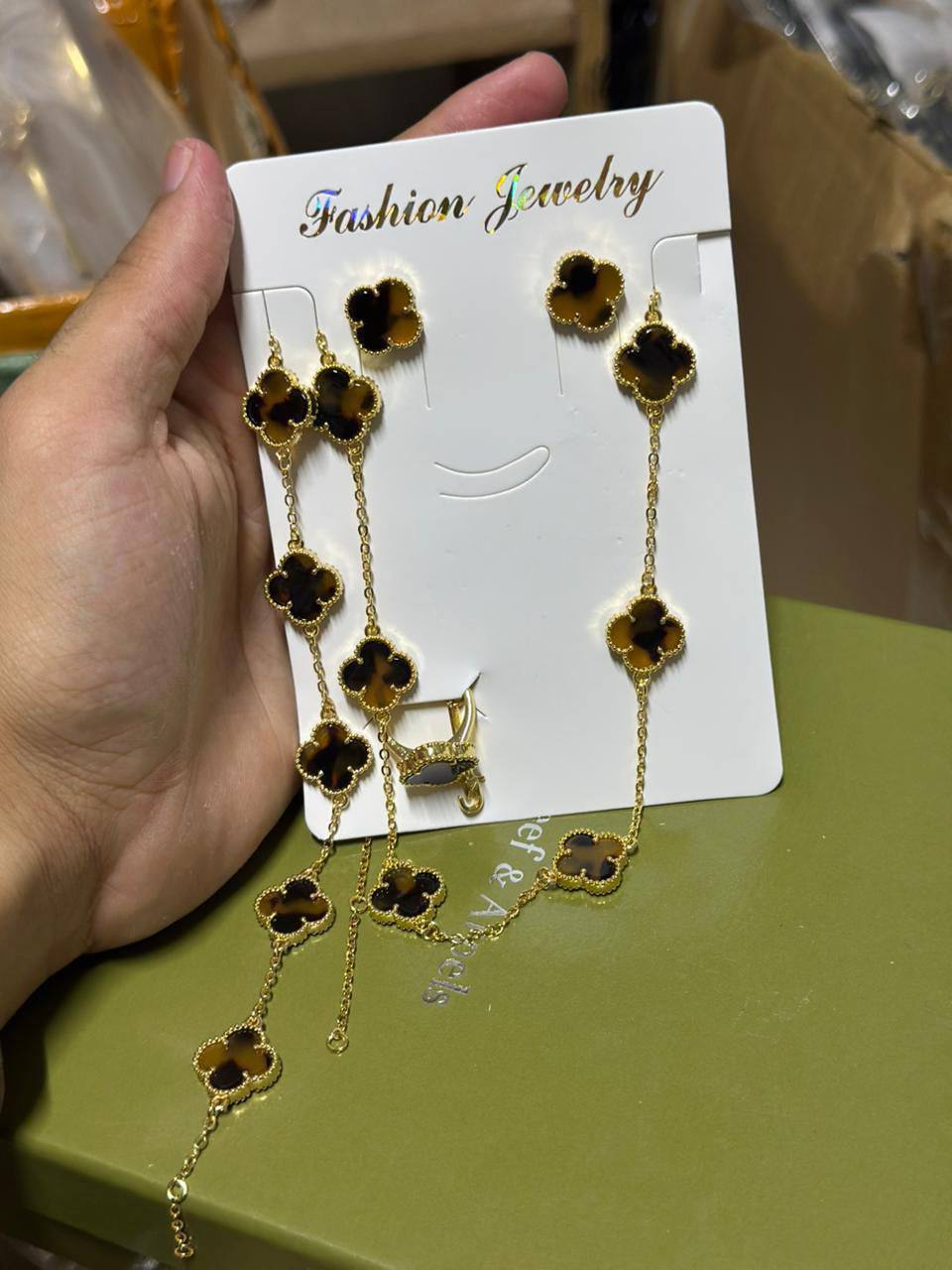 VCA set💥
*Stainless steel SET 💯*
Necklace ❤️‍🩹
Earring 🍁
Breslat ❣️
Ring 💍 free size
With normal boxes 📦 
And paper bag 🛍️
70 dhs🪙💕
With master box 🗃️ 
110 dhs🪙💕

Zain216
♥️♥️♥️