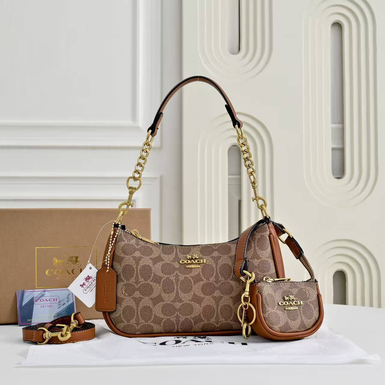 Coach
110 dhs🇦🇪🇦🇪
with box
size 24×7×14cm
with small bag and cherry

Zain42
♥️♥️♥️