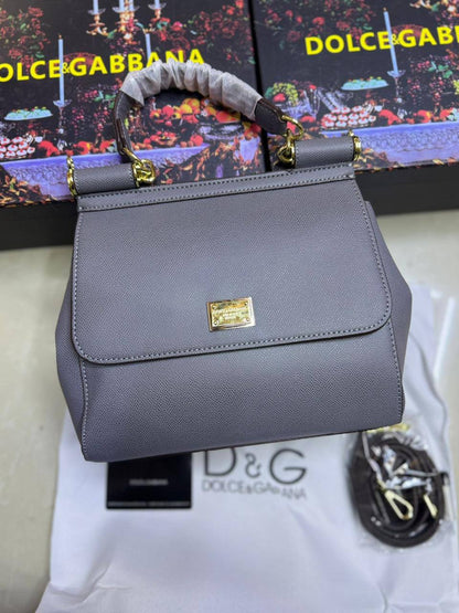❤️ Dolce & Gabbana 
1️⃣ First quality +🎁
Size : 25 * 22 * 13 cm
115 dhs💓
with box 🎁

Zain115
♥️♥️♥️