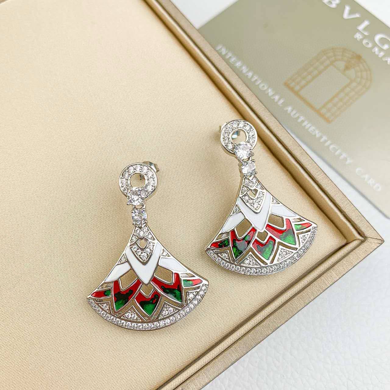 BVLGARI SET
💫✨
MASTER
NECKLACE & EARRINGS
180 DHS🇦🇪🇦🇪
WITH SMALL BOX AND PAPER BAG 🛍️🎁

Zain89
♥️♥️♥️