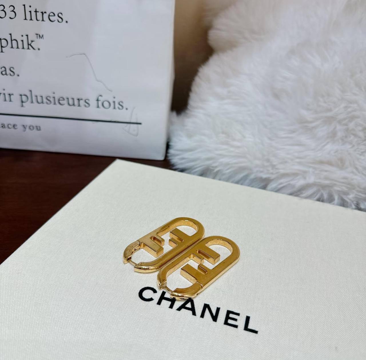 FENDI ❤️‍🔥*
Earring 🔥
Master quality 💯
With normal boxes 📦 
45 dhs🪙🌨️
With master box 🗃️ 
65 dhs🪙🌨️

Zain216
♥️♥️♥️