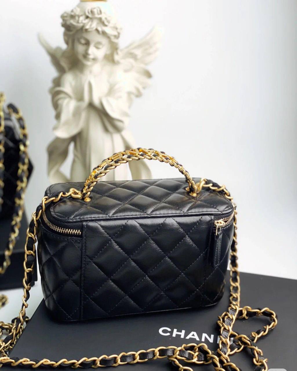 Chenel 
120 dhs✅
Size:18*9*12

with box
🎁🎁🎁

Zain07
♥️♥️♥️