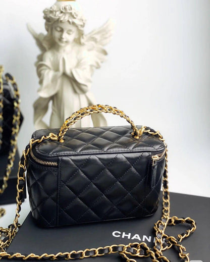 Chenel 
120 dhs✅
Size:18*9*12

with box
🎁🎁🎁

Zain07
♥️♥️♥️