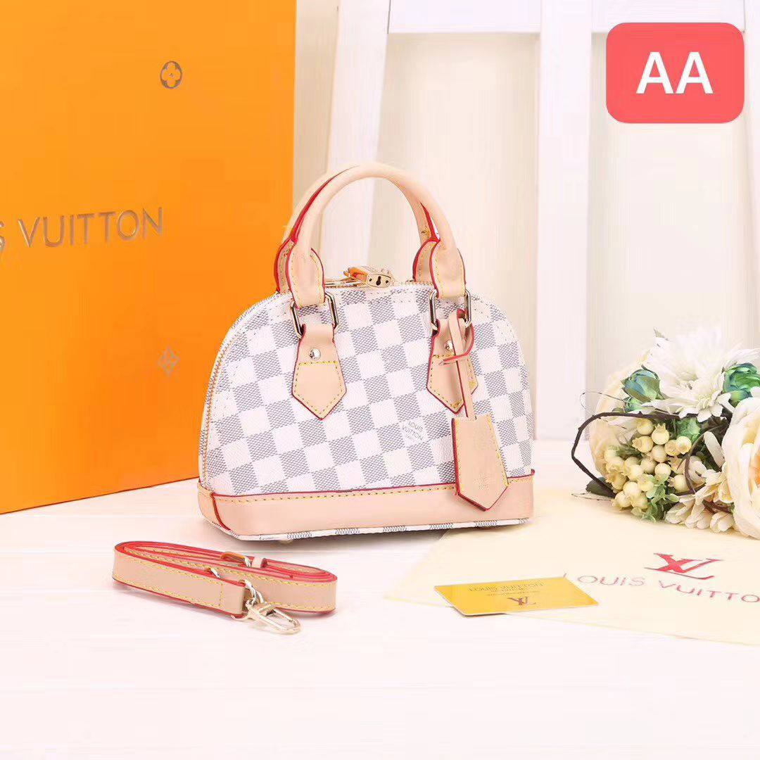 LV
With box 
🎁🎁🎁

85 dhs🪙🌨️
Size 20×11×16cm

Zain136
♥️♥️♥️