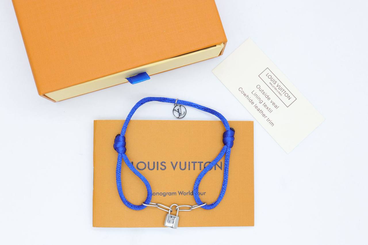 Bracelet 
55 dhs💓
+Box and paper bag🎁

Zain33
♥️♥️♥️